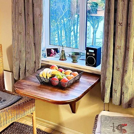 8 Person In Maloy-by Traum *