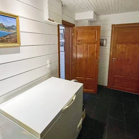 8 Person In Maloy-by Traum * Måløy