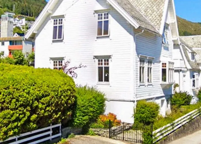 8 Person In Maloy-by Traum *