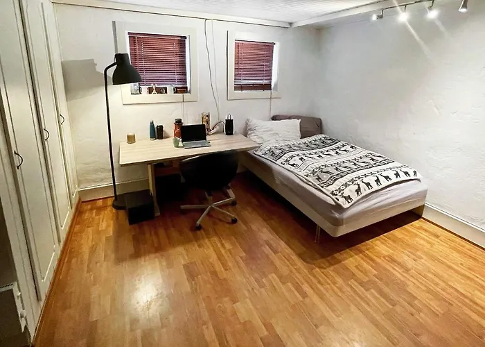 8 Person In Maloy-by Traum * Maloy