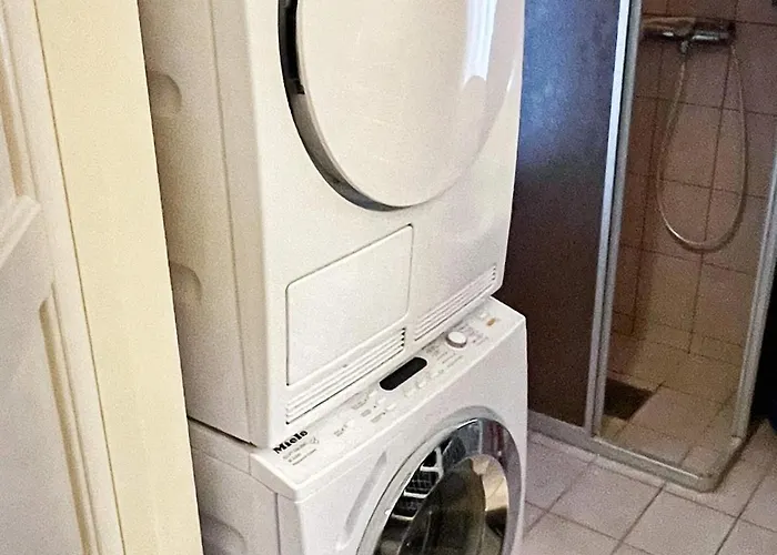 8 Person In Maloy-by Traum