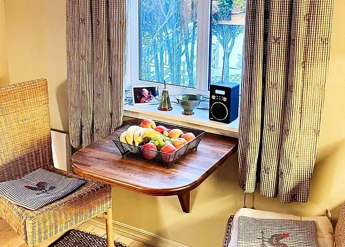 8 Person In Maloy-by Traum *