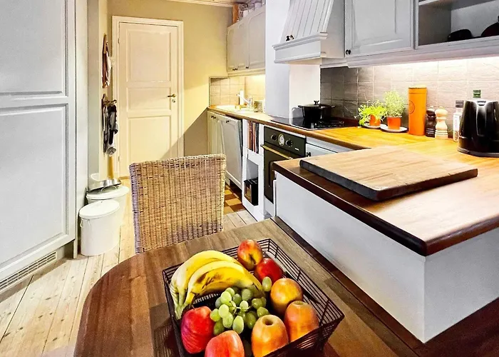 8 Person In Maloy-by Traum *