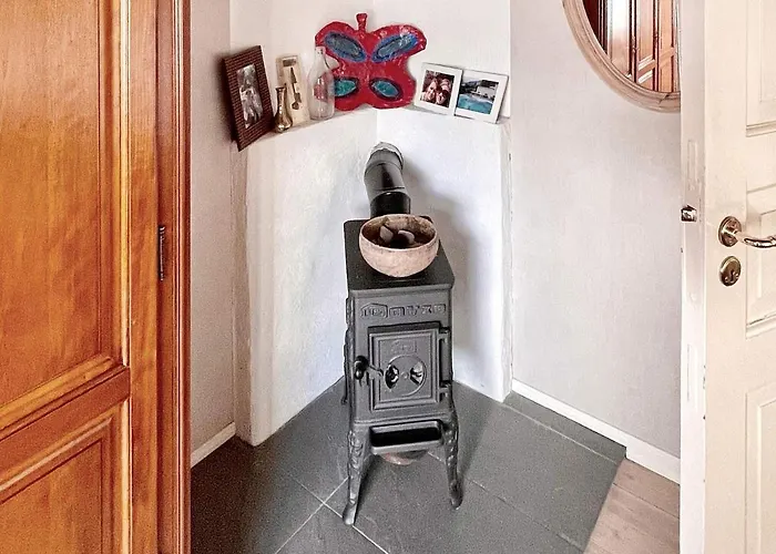 8 Person In Maloy-by Traum *