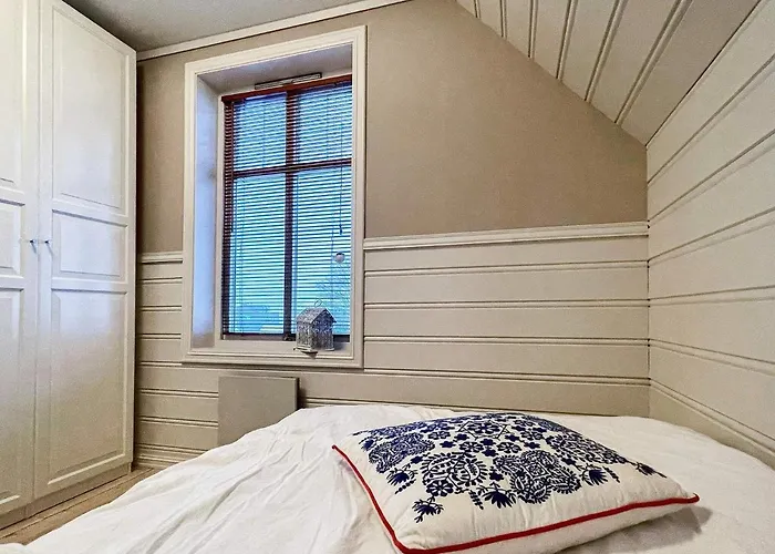 8 Person In Maloy-by Traum Maloy